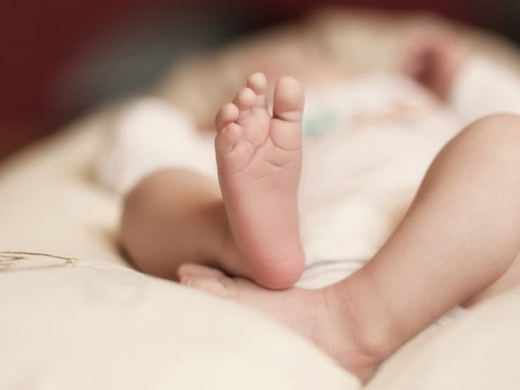 ქალს, რომელმაც უსახსრობის გამო კლინიკაში ახალშობილის დატოვების შესახებ განაცხადა, სახელმწიფო დაეხმარება