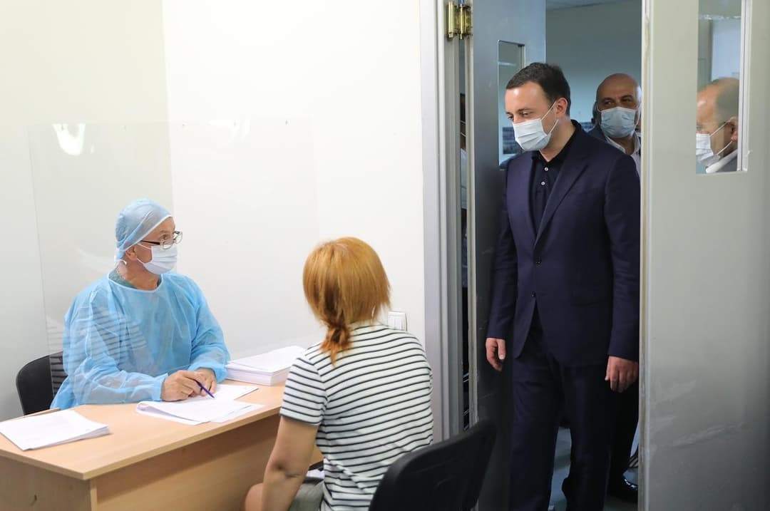 ირაკლი ღარიბაშვილი თეთრიწყაროს მუნიციპალიტეტში ვაქცინაციის პროცესს გაეცნო