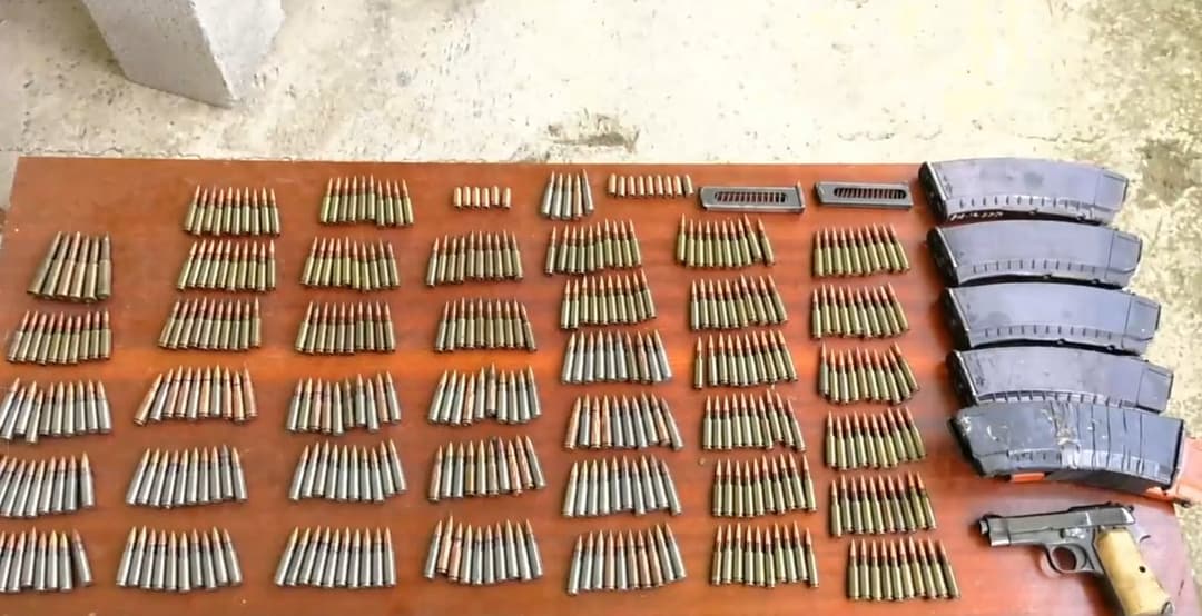 პოლიციამ თბილისსა და რეგიონებში უკანონო ცეცხლსასროლი იარაღები და საბრძოლო მასალა ამოიღო – დაკავებულია 8 პირი