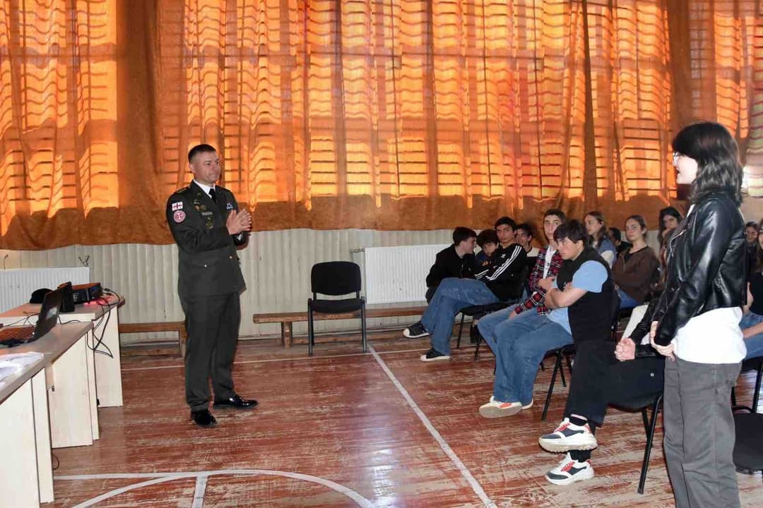 კადეტთა სამხედრო ლიცეუმის დირექტორი “ჩვენი ჯარის“ ფარგლებში სკოლის მოსწავლეებს შეხვდა