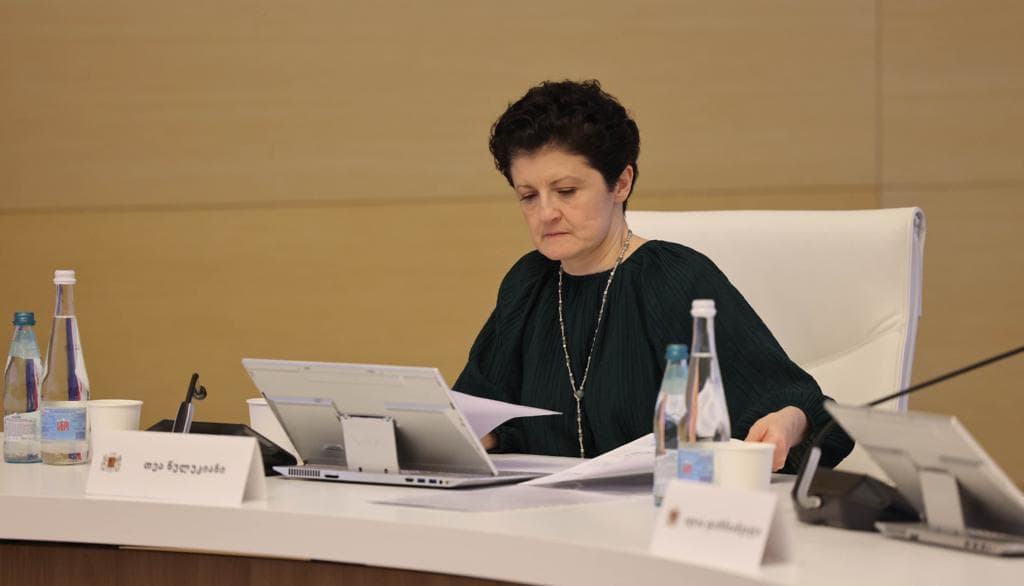 თეა წულუკიანი – თინა ბურჯალიანი,  ზურაბ ადეიშვილის მოადგილე, ამტკიცებდა ისე, რომ არ რცხვენოდა, თურმე, მაყვლის ეკალ-ბარდებზე გადაჩეხილა სანდრო გირგვლიანი