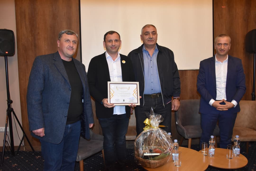 წყალტუბოში, 2023 წლის მასწავლებლის ეროვნული ჯილდოს მფლობელ კახაბერ ჩაკვეტაძესთან შეხვედრა გაიმართა