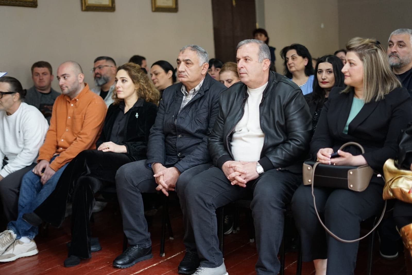 Frontnews image description