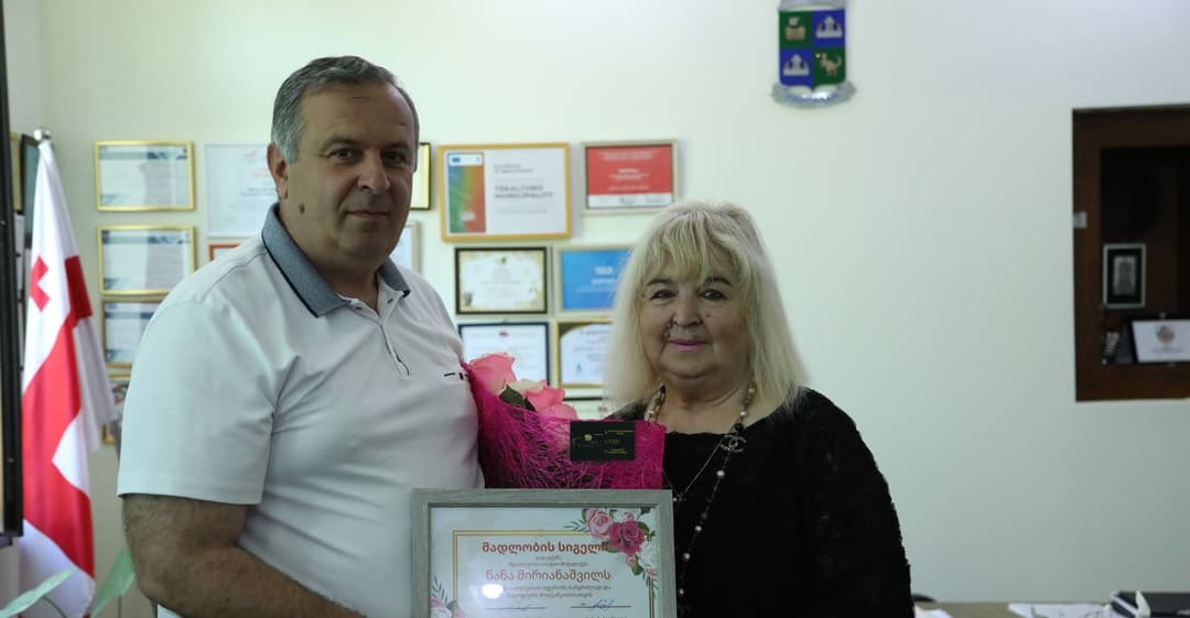 წყალტუბოს მუნიციპალიტეტის მერმა მე-4 საჯარო სკოლის ყოფილ დირექტორს მადლობის სიგელი გადასცა