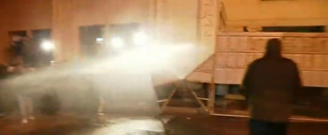 სპეცრაზმი აქციის მონაწილეების წინააღმდეგ წყლის ჭავლს იყენებს