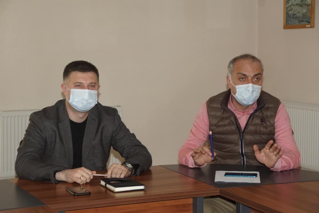 ონის მუნიციპალიტეტის მერმა ადმინისტრაციულ ერთეულებში მერის წარმომადგენლებთან სამუშაო შეხვედრა გაიმართა