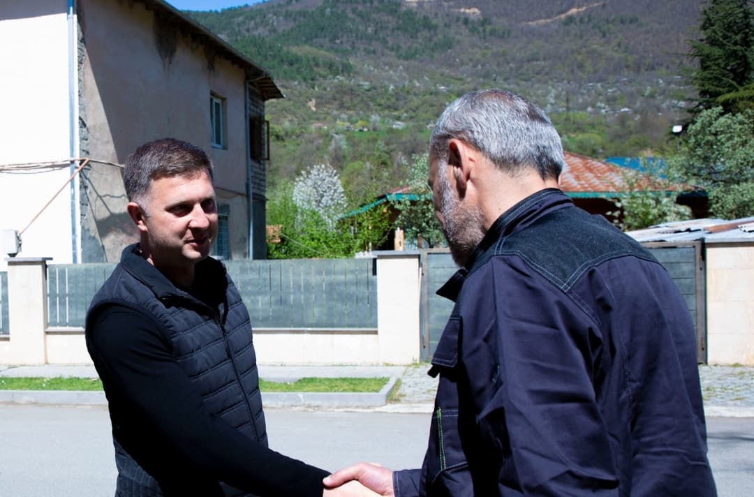 ონის მუნიციპალიტეტის მერმა “ონის მუნიციპალური წყალმომარაგების ქსელის მოვლა-შენახვის ცენტრის” თანამშრომლებს სამუშაო ფორმები გადასცა