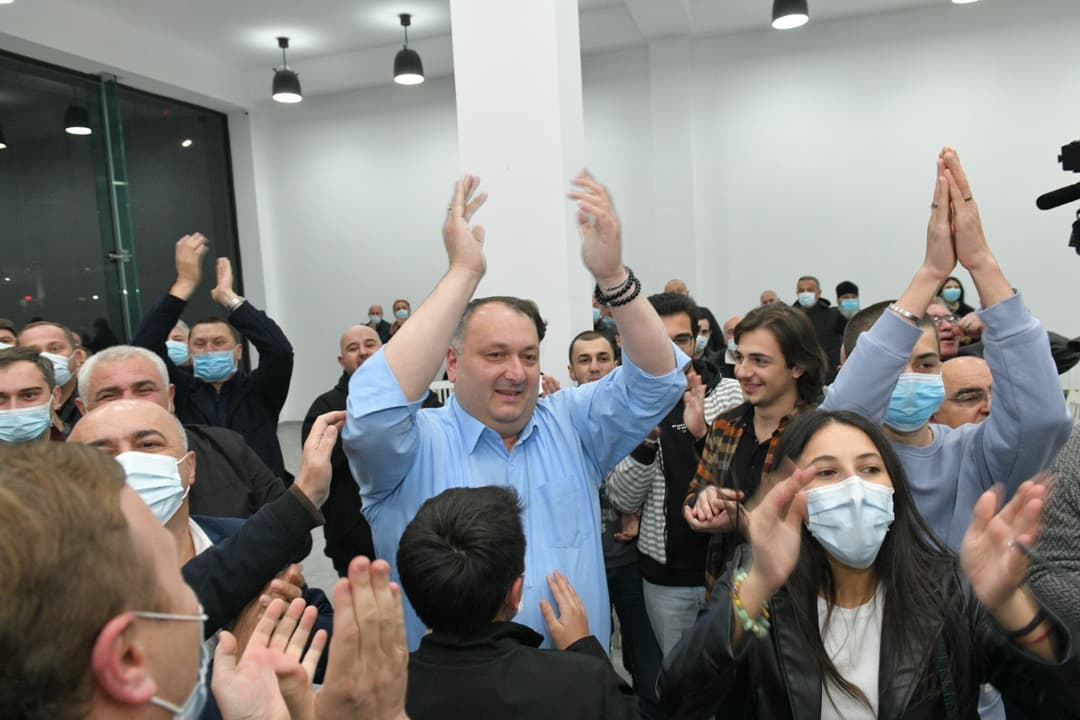 “ქართული ოცნების“ ქუთაისის საარჩევნო შტაბში “გორბის” ეგზიტპოლის შედეგების გამოცხადებას ოვაციებით შეხვდნენ
