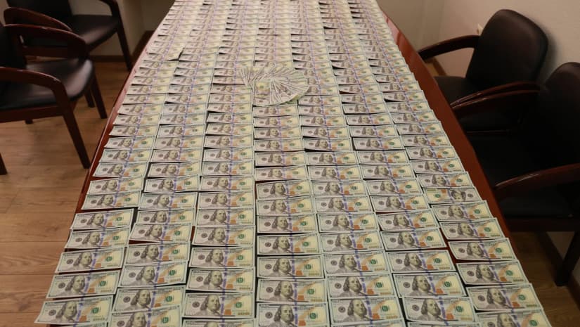 დიდი ოდენობით ყალბი ვალუტის გასაღების ფაქტზე ოთხი პირი დააკავეს