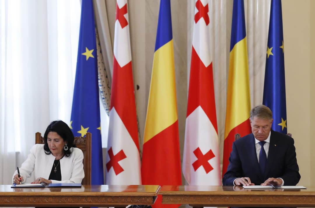 საქართველოს და რუმინეთის პრეზიდენტებმა სტარატეგიული თანამშრომლობის ჩამოყალიბების შესახებ დეკლარაციას მოაწერეს ხელი