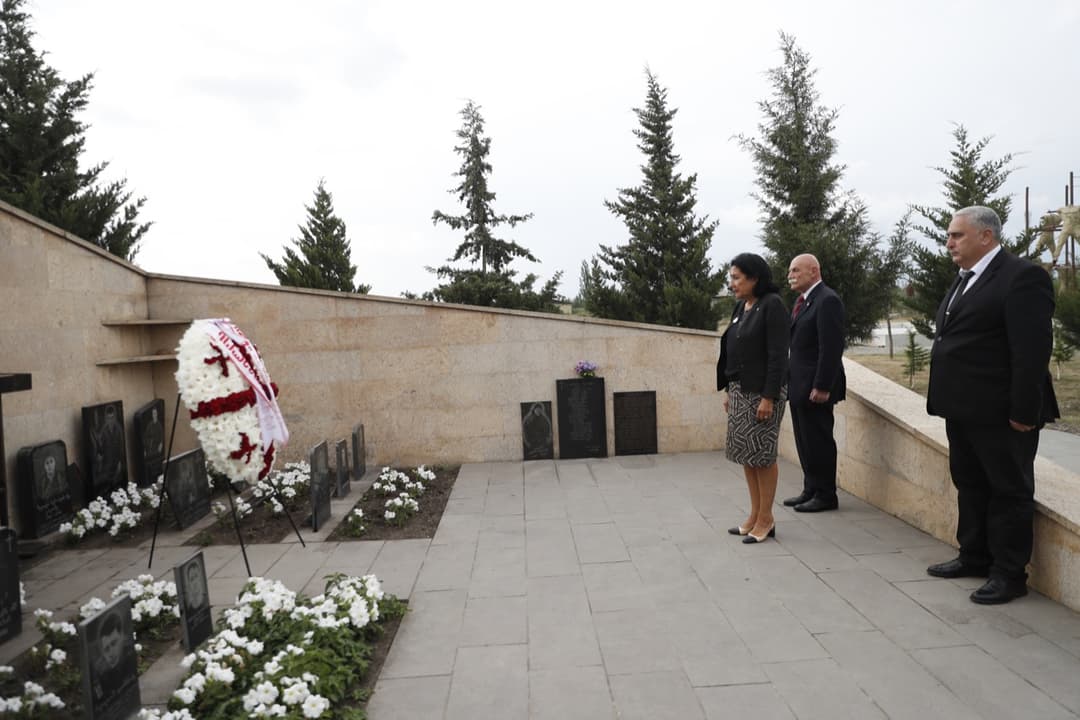 სალომე ზურაბიშვილმა 2008 წლის აგვისტოს ომში დაღუპული შინდისის გმირების ხსოვნას პატივი მიაგო