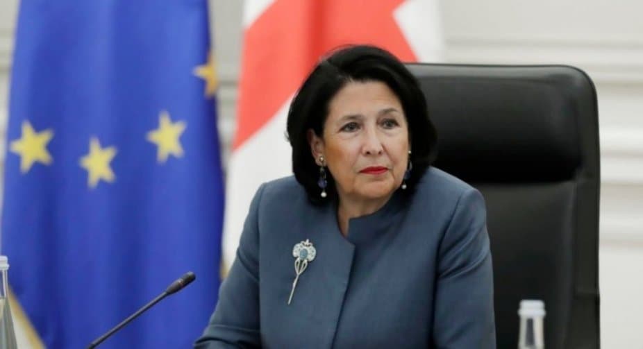 სალომე ზურაბიშვილი – 20 პოლიციის მანქანა ცისფერი გალერიის უკანა ეზოში, ცოტა არ იყოს სხვა ეპოქას გვახსენებს და თანამედროვე საქართველოს კი ნამდვილად არცხვენს!