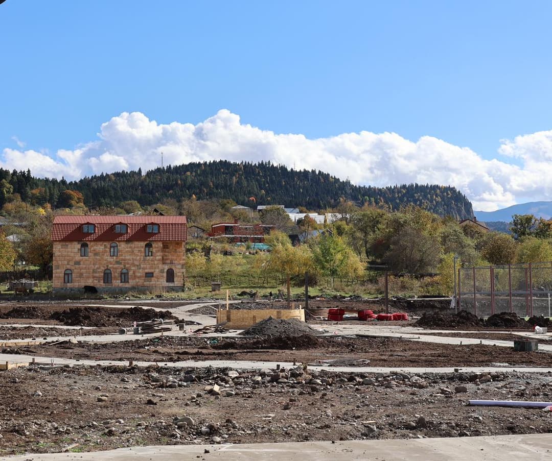 ბორჯომის მუნიციპალიტეტის საკურორტო სოფელ ტბაზე სკვერის, სპორტული მოედნისა და კორტების მოწყობის სამუშაოები მიმდინარეობს