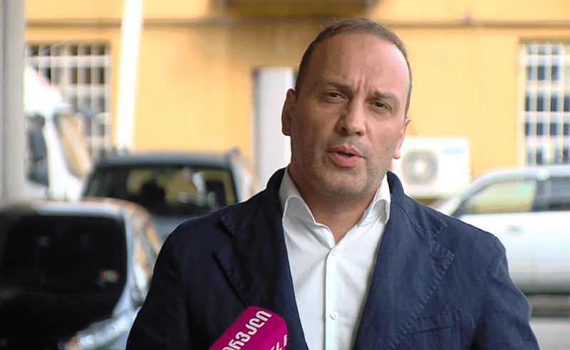 “გახარია საქართველოსთვის” – ლევან გოგიჩაიშვილს 20-მდე ადამიანი დაესხა თავს