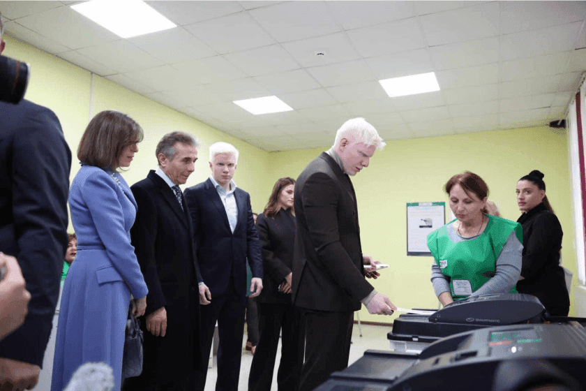 ბიძინა ივანიშვილი საარჩევნო უბანზე ოჯახთან ერთად მივიდა