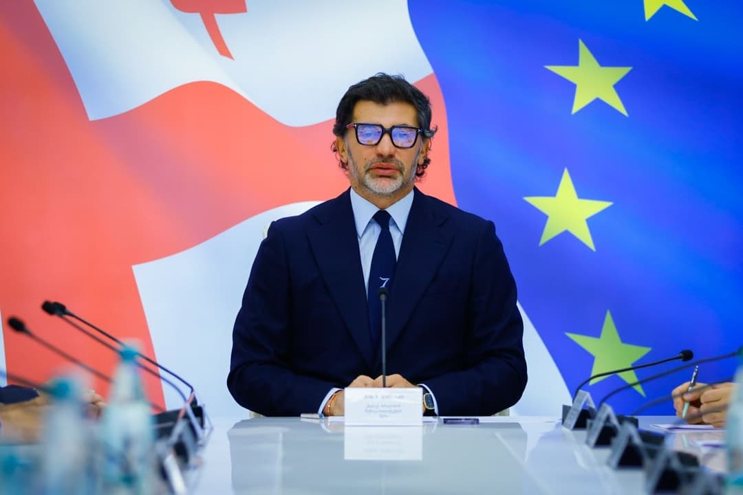 ნუცუბიძეზე ორი კორპუსის დამაკავშირებელი საფეხმავლო ხიდების რეაბილიტაცია დაიწყო