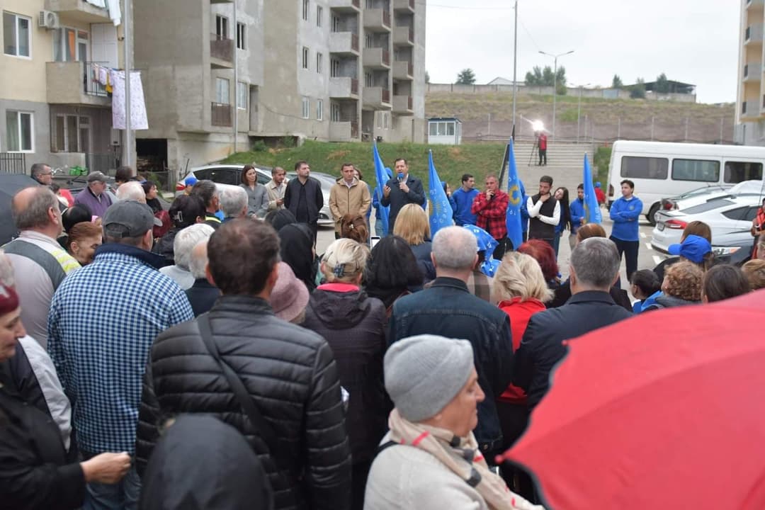 “ქართული ოცნების” სამგორის რაიონის დელეგატი ვარლამ ლიპარტელიანი აფხაზეთიდან დევნილ ოჯახებს  შეხვდა