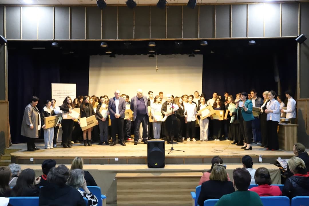 თერჯოლის მუნიციპალიტეტში 24 საჯარო სკოლის 56 მოსწავლეს კომპიუტერები გადაეცა