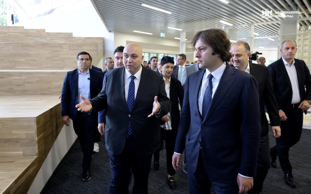 ირაკლი კობახიძემ ზუგდიდში ზვიად გამსახურდიას სახელობის ახალგაზრდული ცენტრი და ბიბლიოთეკა დაათვალიერა