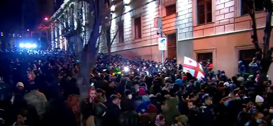 პარლამენტთან ვითარება რამდენჯერმე დაიძაბა