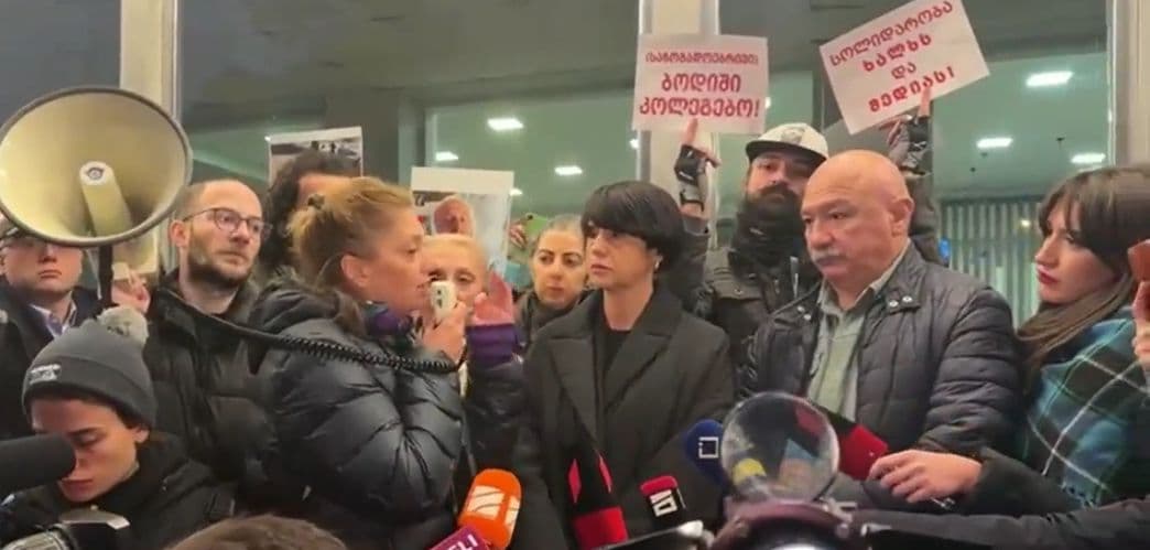 საზოგადოებრივ მაუწყებელთან საპროტესტო აქცია მიმდინარეობს