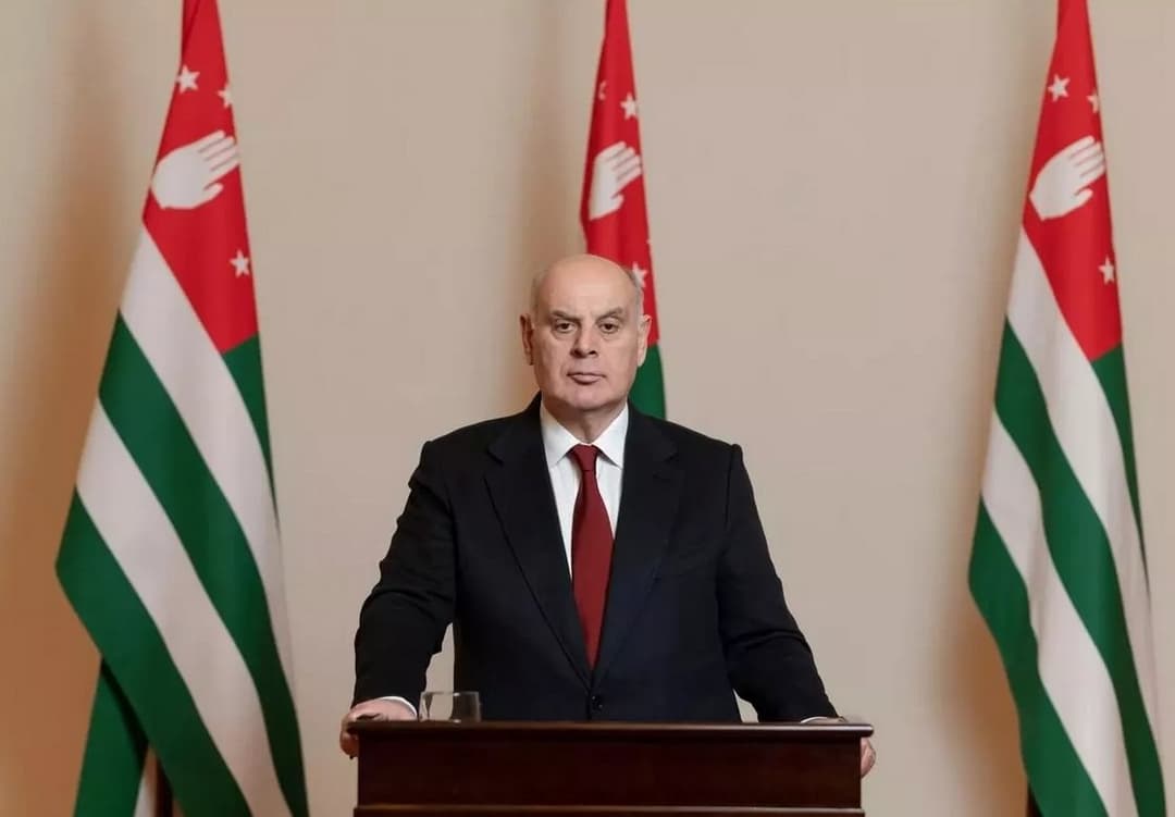 ბჟანია – გთხოვთ, არ წამოეგოთ პროვოკაციებს, მე აქ ვარ, აფხაზეთში და გავაგრძელებთ მუშაობას