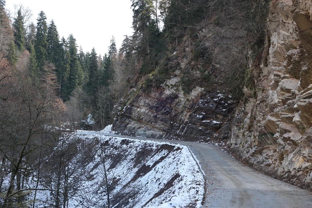 სოფელ პატარა მიტარბთან მისასვლელი გზის დაზიანებული მონაკვეთის რეაბილიტაცია დასრულდა