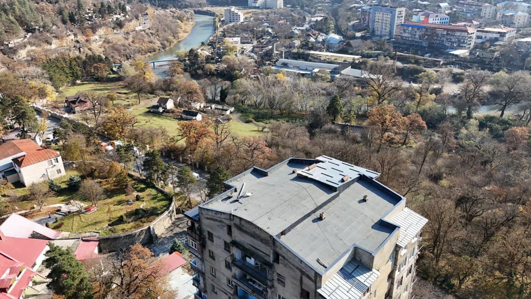 ბორჯომში, რამდენიმე ქუჩაზე მრავალბინიანი საცხოვრებელი სახლების სახურავების რეაბილიტაცია დასრულდა