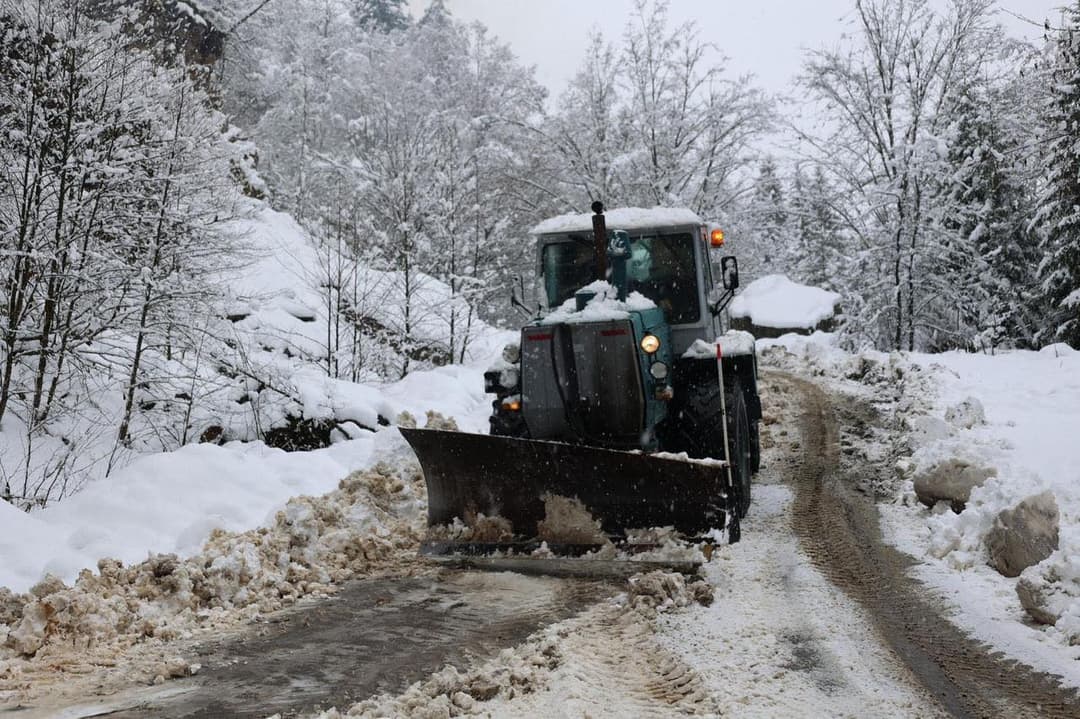 ბორჯომის მუნიციპალიტეტში გზების გაწმენდა მიმდინარეობს