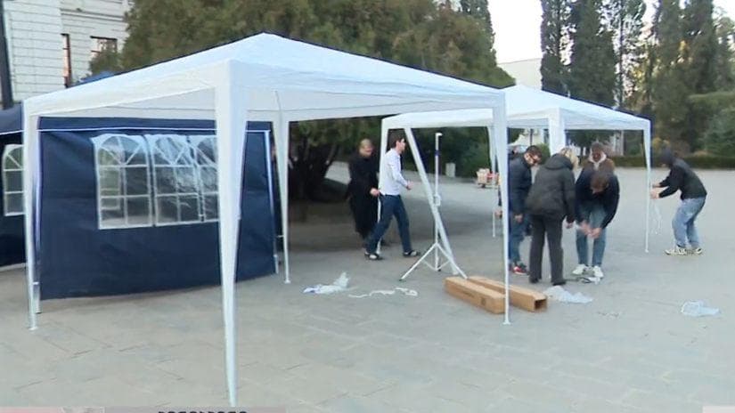 თსუ-ის პირველი კორპუსის ეზოში სტუდენტებმა კარვები გაშალეს