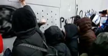 აქციის მონაწილეებმა პარლამენტის სხდომა ხმაურით გააპროტესტეს