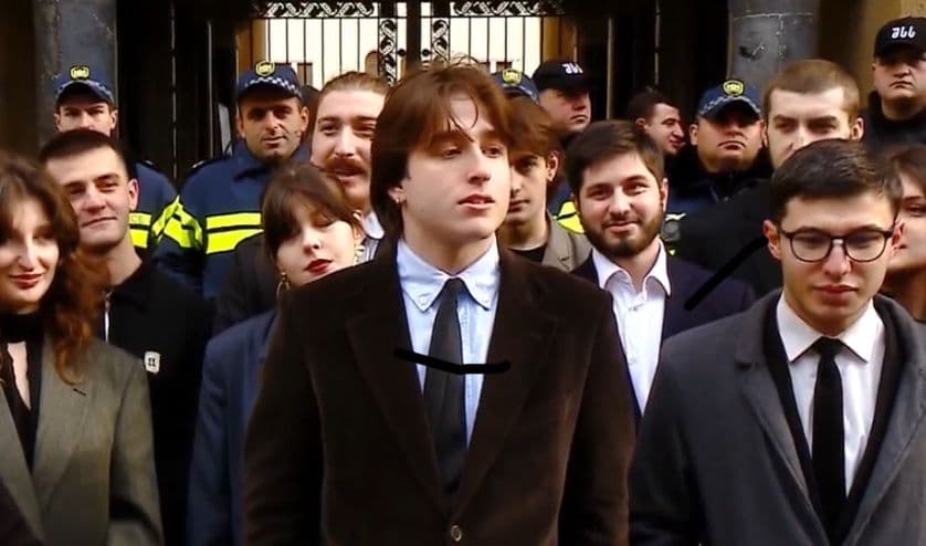 პარლამენტთან სტუდენტების აქცია-პერფორმანსი მიმდინარეობს