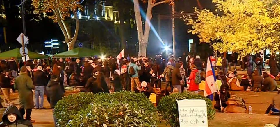 სტუდენტების ნაწილი უნივერსიტეტის პირველ კორპუსში შევიდა