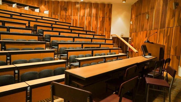 რამდენიმე უნივერსიტეტი სასწავლო პროცესს დროებით აჩერებს