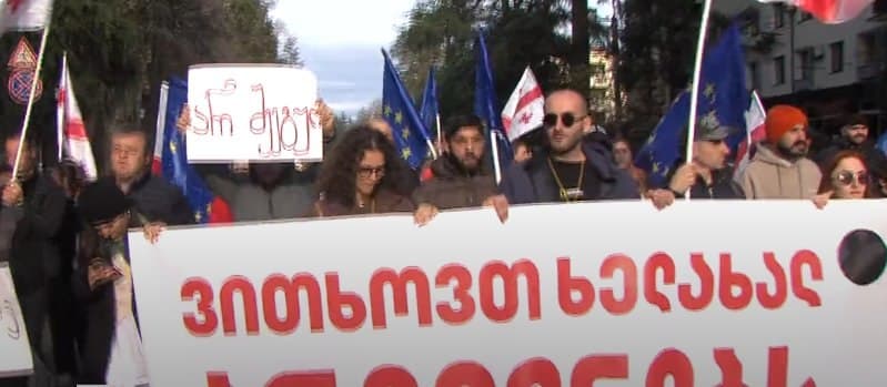 ხელახალი საპარლამენტო არჩევნების ჩატარების მოთხოვნით ზუგდიდში საპროტესტო აქცია მიმდინარეობს