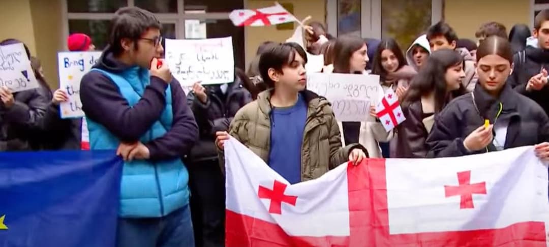 პროტესტს თბილისის 161-ე სკოლის მოსწავლეებიც შეურთდნენ