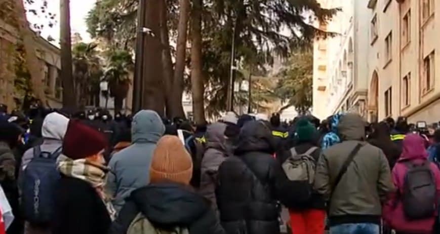 პარლამენტთან მოქალაქეები იკრიბებიან
