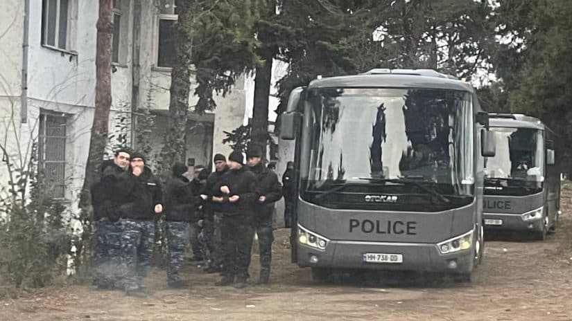 ბოლნისის ცენტრალურ კლინიკასთან საპოლიციო ძალები კვლავ მობილიზებული არიან