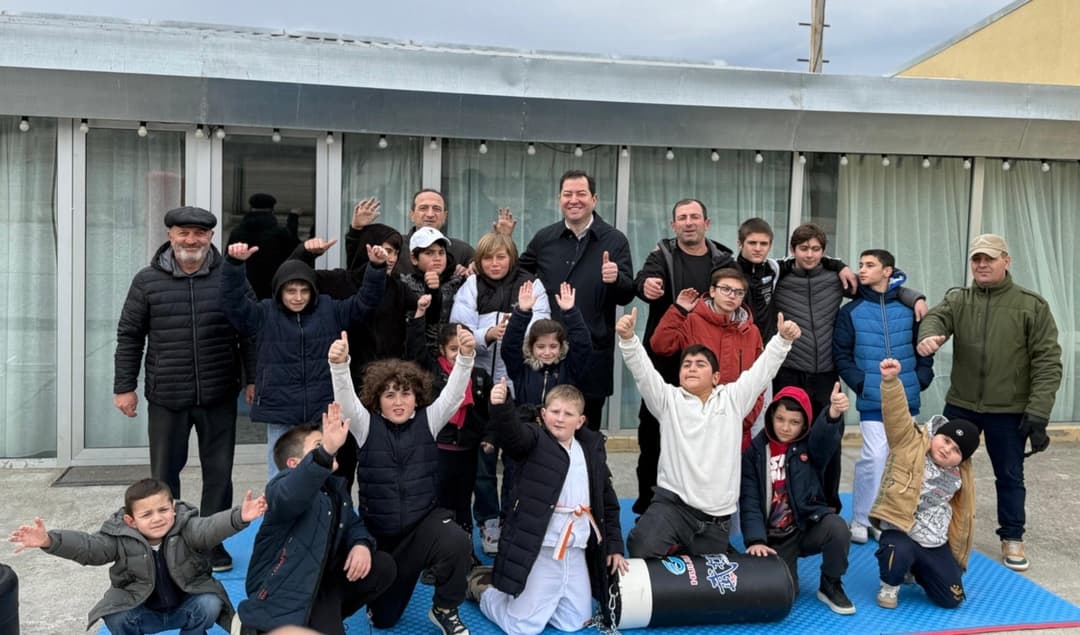 დავით ფაცაციამ აფხაზეთიდან დევნილ ბავშვებს სპორტული ინვენტარი გადასცა