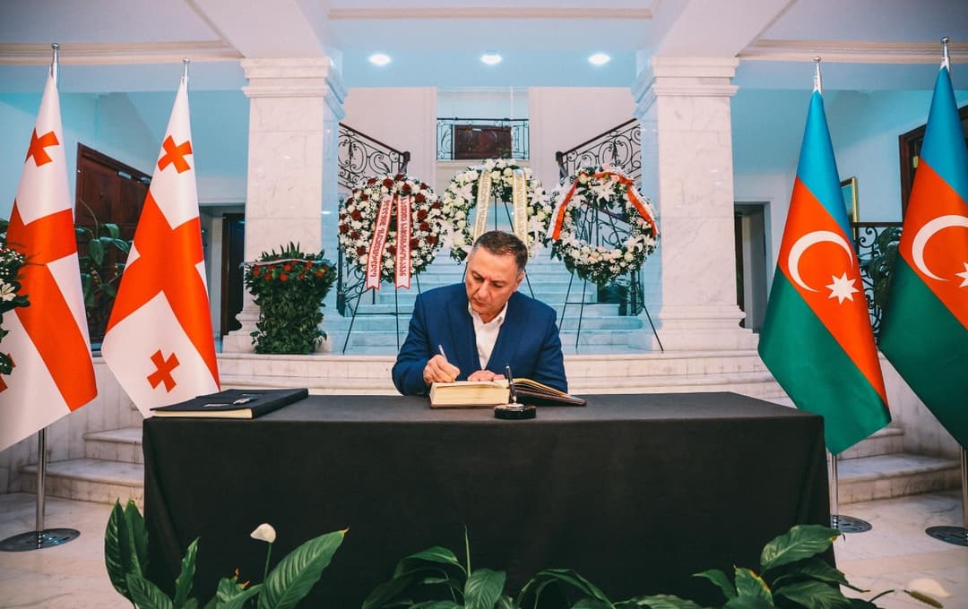 ვახტანგ გომელაურმა აზერბაიჯანის რესპუბლიკის საელჩოში გახსნილ სამძიმრის წიგნში ჩანაწერი დატოვა
