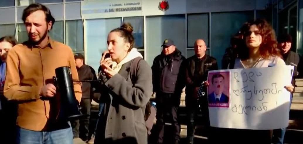 გურიის პოლიციის მთავარ სამმართველოსთან საპროტესტო აქცია იმართება