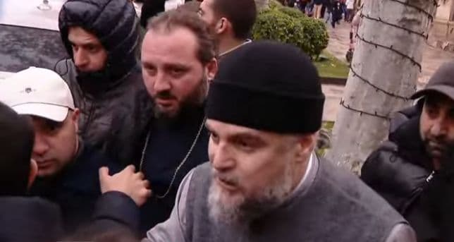 ჭავჭავაძის გამზირზე აქციის მონაწილეები იქ მყოფ სასულიერო პირებს ხალხის გვერდით დგომისკენ მოუწოდებენ