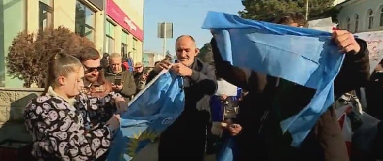 ხაშურში აქციის მონაწილეებმა “ქართული ოცნების” ოფისიდან პარტიული დროშა ჩამოაგდეს და დახიეს