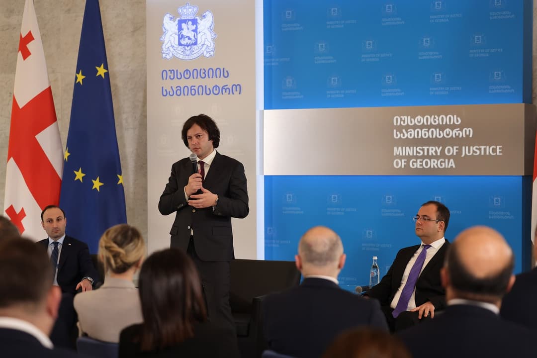 ირაკლი კობახიძემ იუსტიციის ახალი მინისტრი ანრი ოხანაშვილი სამინისტროს თანამშრომლებს წარუდგინა