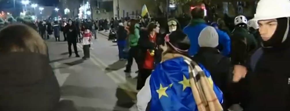 აქციის მონაწილეებმა მსვლელობით თბილისის მერიასთან გადაინაცვლეს