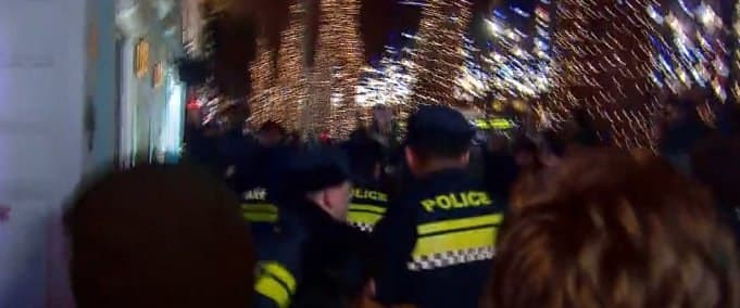 რუსთაველის გამზირზე ორი პირი დააკავეს