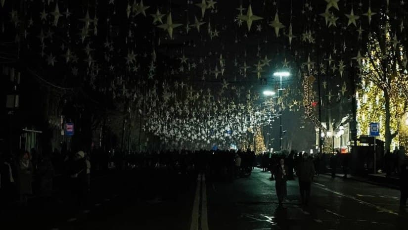 “ხანძრის გამო, “თელასმა” რამდენიმე წუთი გათიშა ელექტროენერგია, რის გამოც დროებით გაითიშა საახალწლო ილუმინაციები”