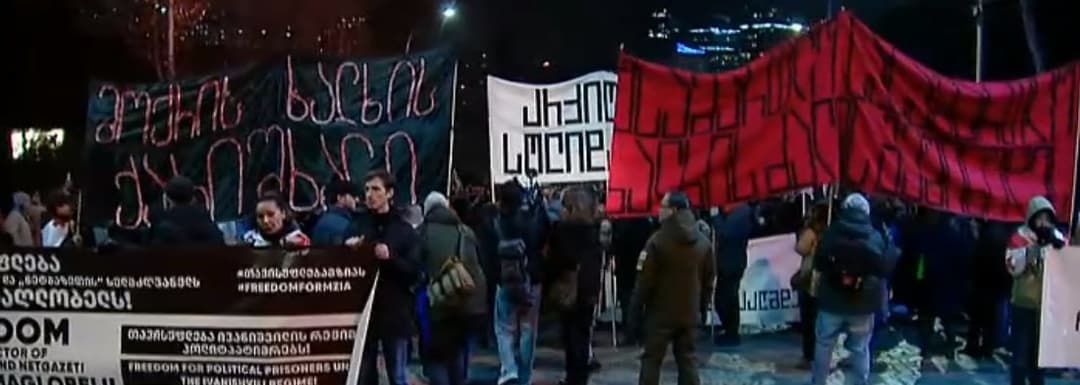 აქციის მონაწილეები საზოგადოებრივი მაუწყებლიდან რუსთაველისკენ მსვლელობით მიემართებიან