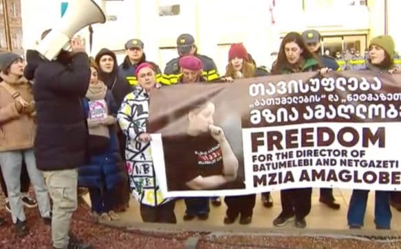 მთავრობის ადმინისტრაციასთან მზია ამაღლობელის მხარდამჭერი აქცია მიმდინარეობს