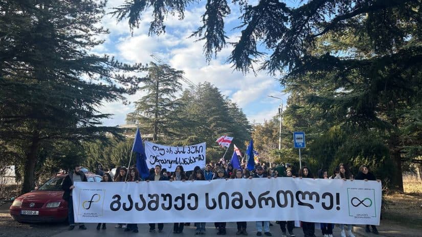 კახა ბენდუქიძის კამპუსის მარშის მონაწილეები საზოგადოებრივი მაუწყებლისკენ მსვლელობით მიემართებიან